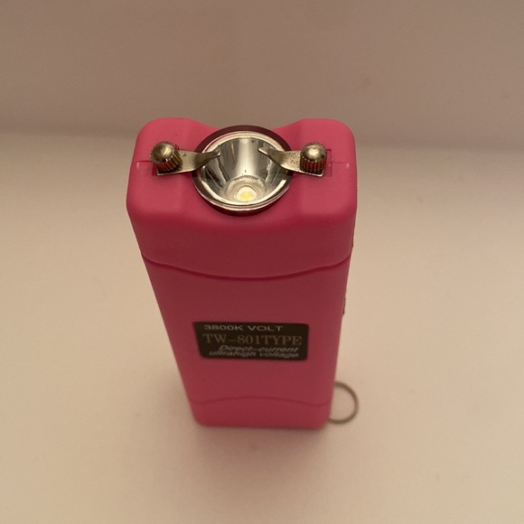 Light pink taser 💞 - Picture 3 of 7